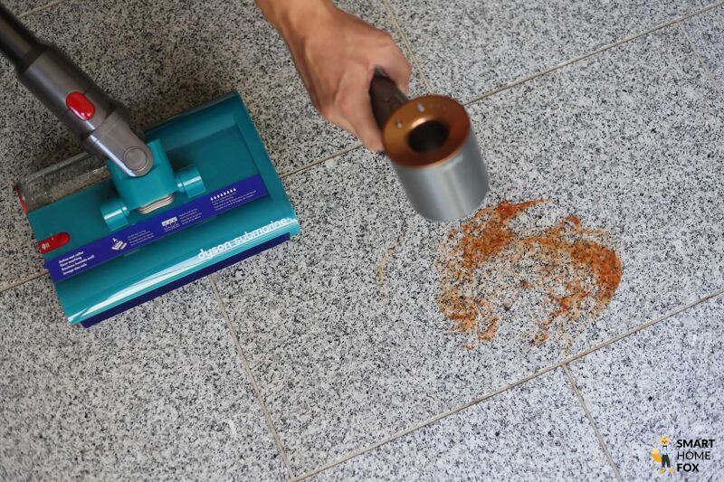 Dyson V15s Detect Submarine: Eingetrockneter Ketchup durch Föhn